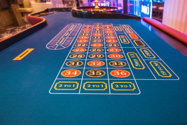 royalspin88 Auto Roulette live studio feed on mobile showing wheel and betting interface